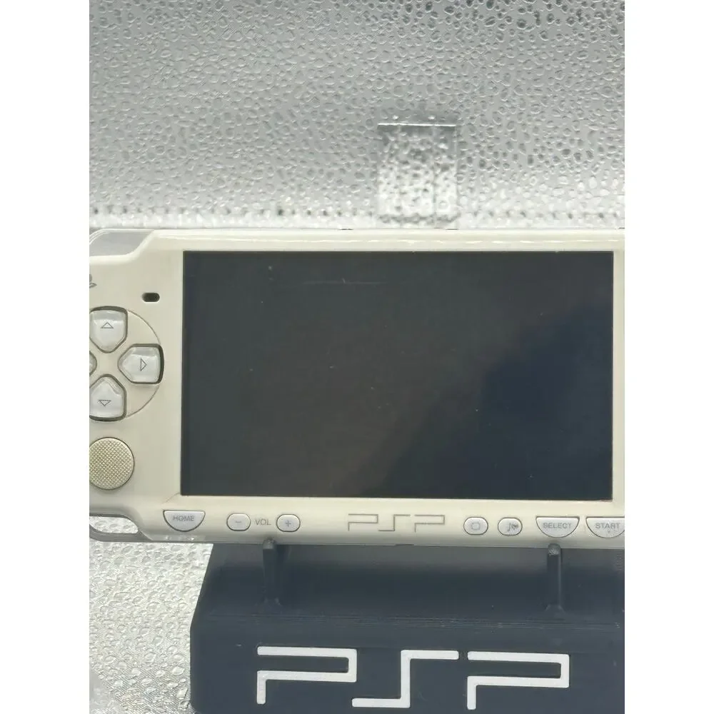 White psp 2000 w/charger & new battery - Picture 4 of 8